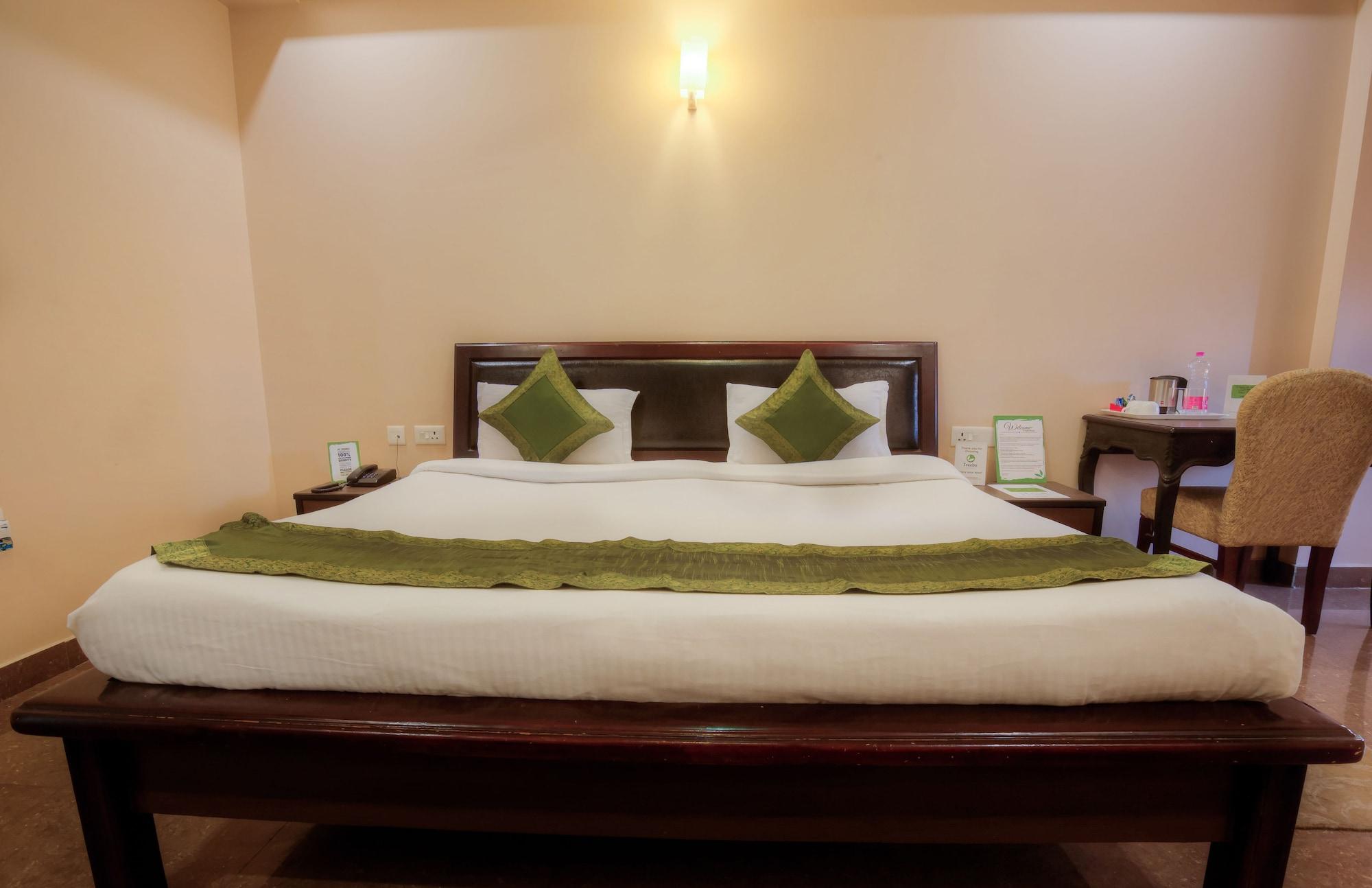 Treebo Shivam Near Singapore Mall 3*