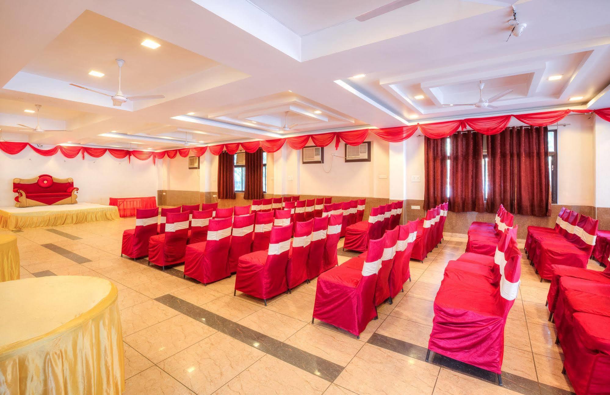 Hotel Treebo Shivam Near Singapore Mall